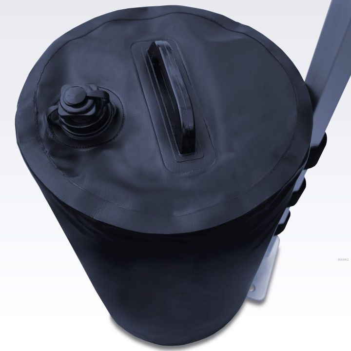 Skats no augšas uz piepildītu ūdens svariem maisu ar vāku un rokturi griežamajiem teltiem