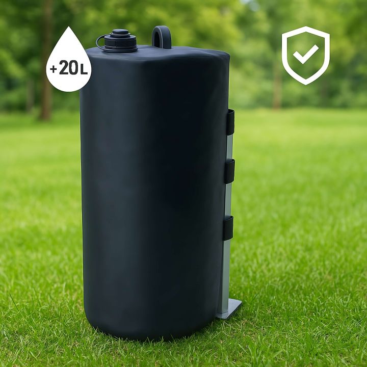 Ūdens svars soma telts uz zālāja virsmas pāru teltīm